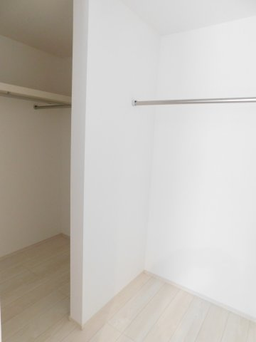 北名古屋市中之郷南の新築一戸建の収納|◇ファミリークローゼット◇　　家族共有で利用でき、洋服や荷物などが管理しやすいファミリークローゼット完備！　