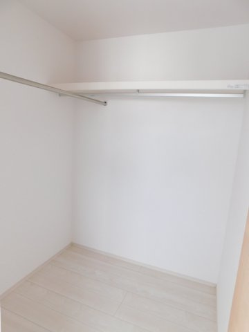 北名古屋市中之郷南の新築一戸建の収納|◇ウォークインクローゼット◇　　家族の洋服や大きな荷物がスッキリと片付く大容量収納！