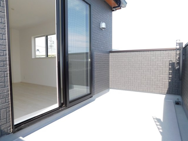 北名古屋市中之郷南の新築一戸建のバルコニー|◇バルコニー◇　　南面で陽当り良好なワイドバルコニー♪