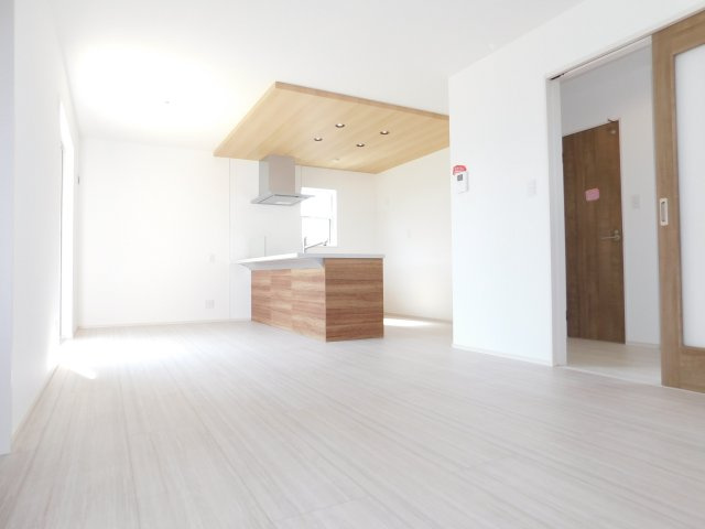 北名古屋市中之郷南の新築一戸建の居間・リビング|◇リビング◇　　南面で明るいリビング１７．０帖　インテリアが映えるワイドリビング♪
