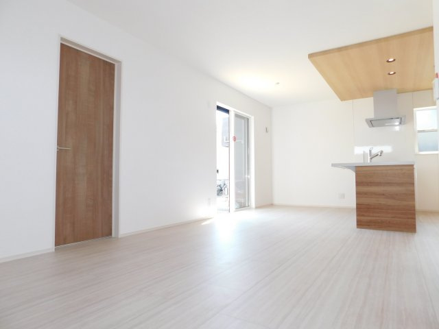 北名古屋市中之郷南の新築一戸建の居間・リビング|◇リビング◇　　南面で明るいリビング１７．０帖　リビング横に４．５帖の洋室付き！