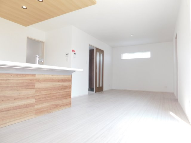 北名古屋市中之郷南の新築一戸建の居間・リビング|◇リビング◇　　南面で明るいリビング１７．０帖　会話が弾む対面キッチン♪