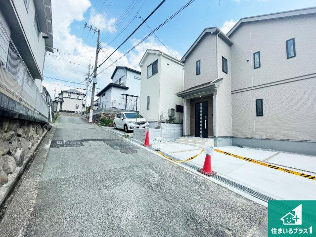 5日(土)6日(日)現地ご見学可能！　神戸市北区鈴蘭台西町　限定1邸の前面道路含む現地写真|周辺は閑静な住宅街！前面道路広々で車の出し入れも便利です。駐車が苦手な方でも安心して車庫入れできます！