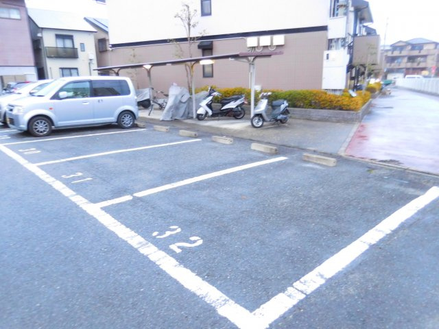 リヴェール深沢Aの駐車場
