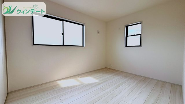 第2下妻市鎌庭　新築戸建の洋室|洋室は窓があり、明るく開放的な印象。収納も備えた便利な空間で、使い勝手の良い設計です。