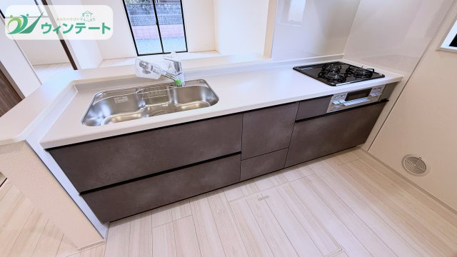 第2下妻市鎌庭　新築戸建のキッチン|リビングとつながる対面キッチンは、家族の会話が弾む人気のスタイル。明るく清潔感のあるデザインです。