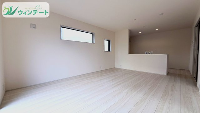 第2下妻市鎌庭　新築戸建の居間・リビング|対面キッチンからはリビング全体が見渡せ、小さなお子さまがいても安心。家族の絆を深める空間です。