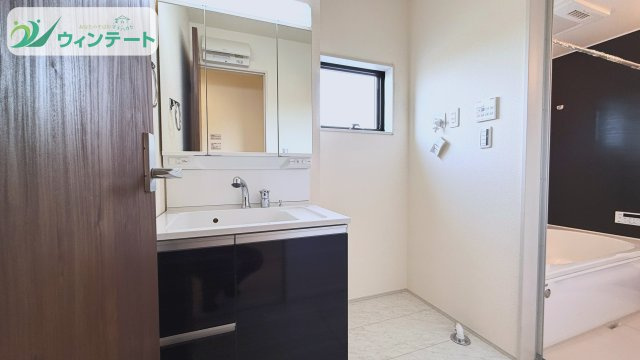 第2下妻市鎌庭　新築戸建の独立洗面台|三面鏡タイプの洗面化粧台で、忙しい朝も快適に。収納付きで小物もすっきり整理できます。