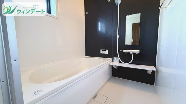 第2下妻市鎌庭　新築戸建の浴室|足を伸ばしてゆったりくつろげる一坪タイプの浴室。乾燥機付きで雨の日でも安心。家族のリラックスタイムにぴったりです。
