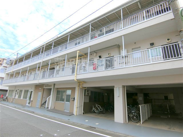 萩中マンションの外観|1973年4月築　RC鉄筋コンクリート造地上4階建て
東京都大田区萩中3丁目　京急空港線大鳥居駅近最寄り徒歩5分