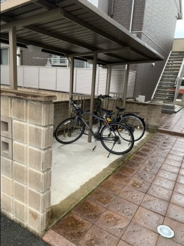 アモリール津福　A棟のロビー|駐輪場に自転車も停められます☆