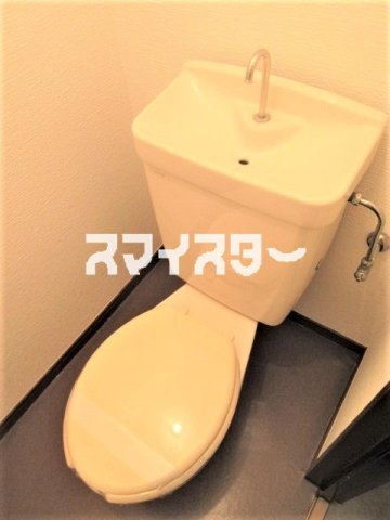 昭島市拝島町３丁目の賃貸マンションのトイレ