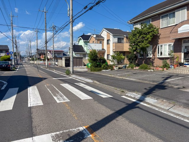 足利市千歳町の中古一戸建の前面道路含む現地写真