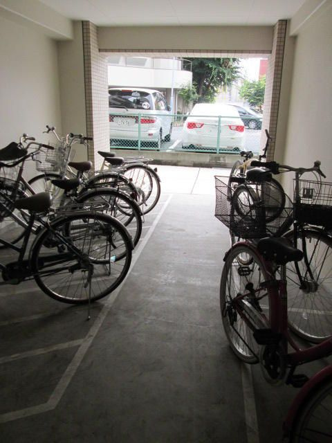 ハイポイント竹ノ塚の駐車場