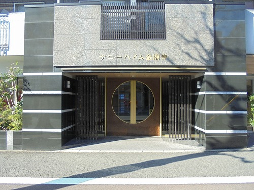 サニーハイム金閣寺のエントランス