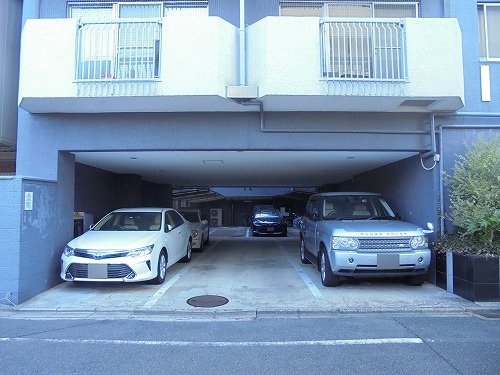 サニーハイム金閣寺の駐車場