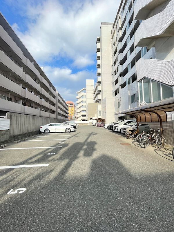 ラ・トゥール箱崎宮前の駐車場