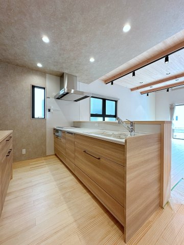 安佐北区深川7丁目 No.17のキッチン|人造大理石天板使用のシステムキッチン☆
人造大理石天板は水垢が付きにくく汚れが落ちやすいのでお手入れも楽ちんです♪