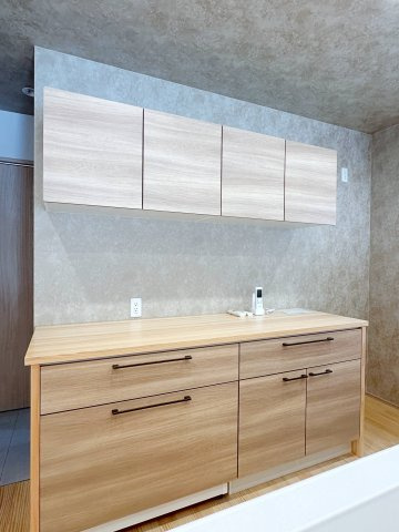 安佐北区深川7丁目 No.17の収納|収納力のある大型カップボード☆
備え付けのため耐震性が高く、木のオリジナル天板は奥行きを広く取り大きな家電もすっきり置けます♪