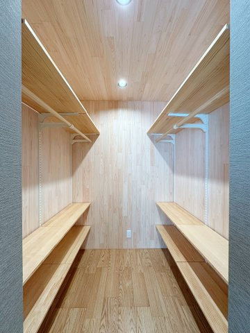 安佐北区深川7丁目 No.17の収納|主寝室の広々としたウォークインクローゼット☆
全て可動棚となっております。
木材は調湿作用もあり洋服の保管にも最適です。