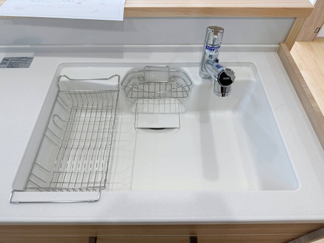 安佐北区深川7丁目 No.17のキッチン|浄水機能付き水栓に人造大理石シンク☆
人造大理石のためシンクに水垢や汚れが付きにくく、いつも綺麗なキッチンになります♪