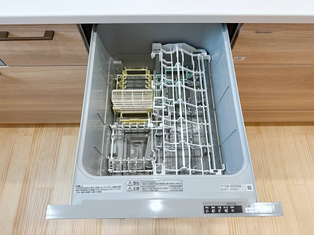安佐北区深川7丁目 No.17のキッチン|4人から5人分の食器洗浄乾燥機☆
水道代の節約にもなり、家事の時短もできる優れ物です♪
スライド式で上から全体が見えるため食器の出し入れもスムーズです♪