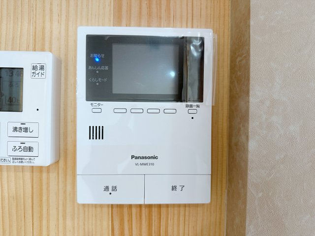 安佐北区深川7丁目 No.17の防犯設備|ドアホン☆
来客があったとき、室内からカメラやマイクを使って相手や用件を確認できます。相手を事前に確認することができ、訪問販売対策や防犯面でも役に立つアイテムです♪