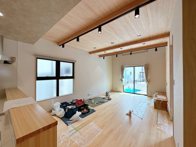 安佐北区深川7丁目 No.17の居間・リビング|ダイニングテーブルセット、ソファ、リビング用のエアコン、テレビ台をプレゼント☆
リビングに必要な家具が一通り揃っているのでお引渡し後、すぐに生活が始められます。