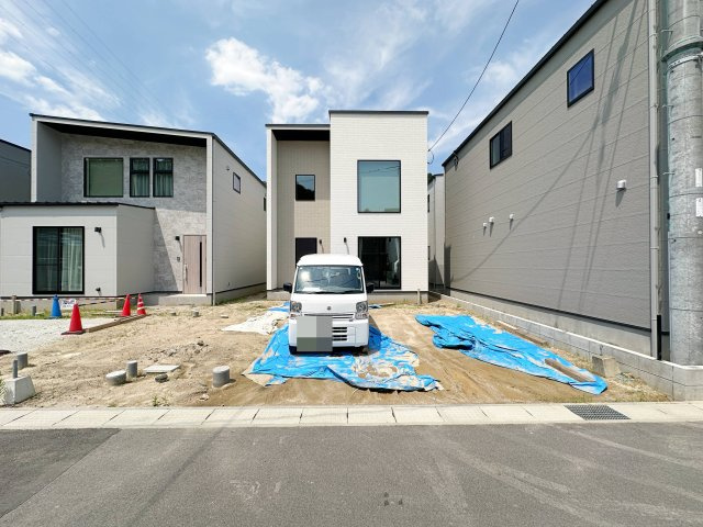 安佐北区深川7丁目 No.17の駐車場|車は並列3台駐車可能☆
広々とした駐車スペースは来客時なども安心なので気軽に家族や友人を招くことができます♪