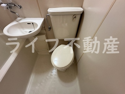 リリーフ明日香新石切のトイレ|落ち着いた色調のトイレです