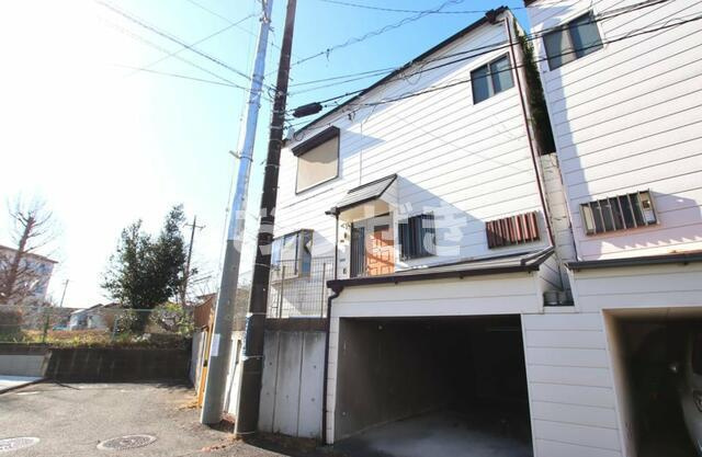横浜市港南区下永谷　戸建のエントランス