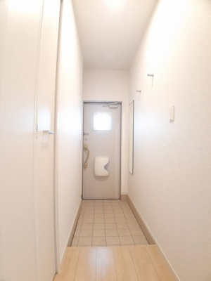【玄関】 | アジュール岩出 | 明るい玄関です
