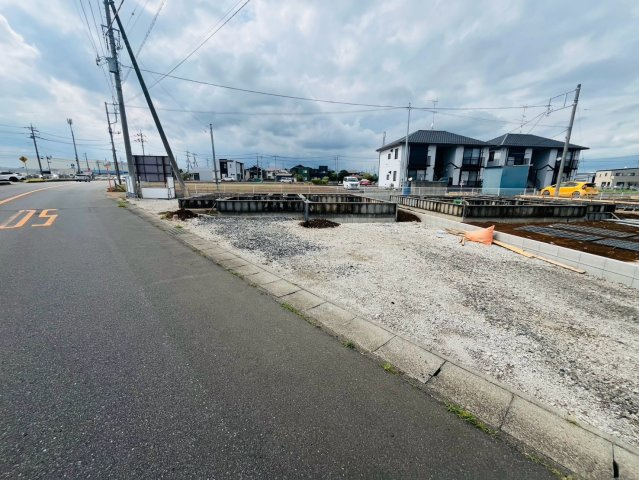 【Livele Garden】　下妻市下妻丙　全4邸の前面道路含む現地写真|〇１号棟〇
全居室6帖以上！ゆったり和室付きの間取りのお家です♪
2026年7月撮影