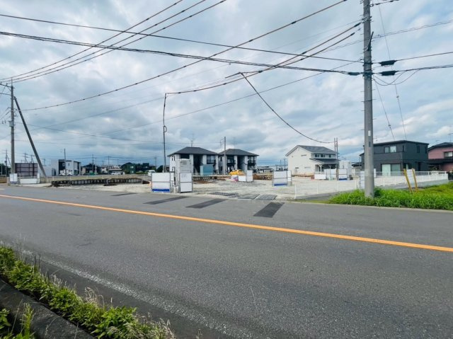 【Livele Garden】　下妻市下妻丙　全4邸の前面道路含む現地写真|カースペース3台駐車可♪全4棟現場です（＾＾）ぜひ、お気軽にお問い合わせください♪
2026年7月撮影