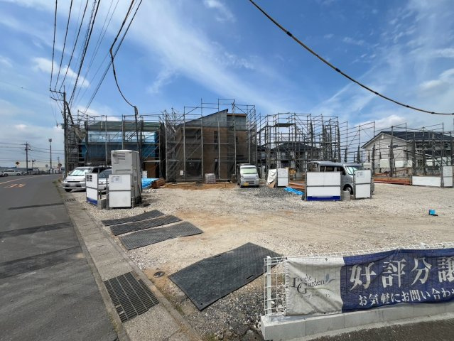 【Livele Garden】　下妻市下妻丙　全4邸の前面道路含む現地写真|カースペース3台駐車可♪全4棟現場です（＾＾）ぜひ、お気軽にお問い合わせください♪
2026年7月撮影