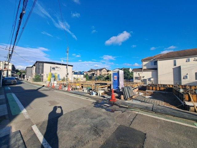 【前面道路含む現地写真】 | 東久留米市南沢1丁目　新築一戸建住宅　全4棟　(保谷店) | WEBでは伝わりにくい陽当たりや周辺環境も実際に体感いただけます。お問い合わせの上、ぜひ現地をご確認ください。