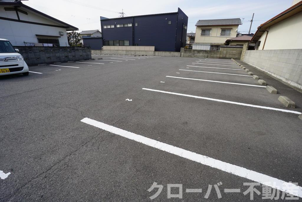 クレスト中府の駐車場