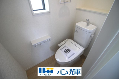 【トイレ】 | クレイドルガーデン宇部市西岐波第９（１号棟） | 汚れをふき取り易いフロアと白い壁で統一。洗浄便座になっていますので、清潔にご使用頂けます。



