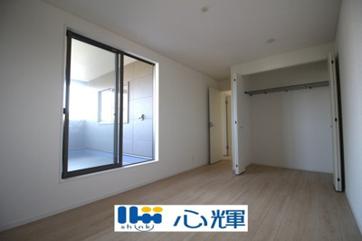 【洋室】 | クレイドルガーデン宇部市西岐波第９（１号棟） | 沢山の陽の光が入る明るい室内。収納たっぷりなのでお荷物の多いご家庭でもすっきりと収納出来ます。
