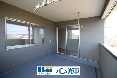 【バルコニー】 | クレイドルガーデン宇部市西岐波第９（１号棟） | 日当たりのよい住宅エリアですので、多くの陽光が降り注ぎ、室内には陽だまりを生み出してくれます。

