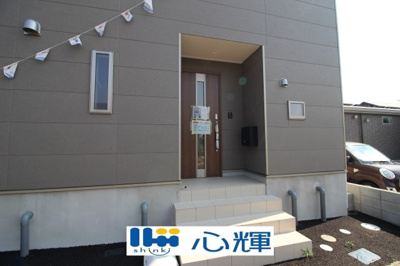 【玄関】 | クレイドルガーデン宇部市西岐波第９（１号棟） | 玄関に設置の宅配ボックスは外出で不在の時も荷物の受け取りが可能です♪
