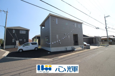 【外観】 | クレイドルガーデン宇部市西岐波第９（１号棟） | 明るい日差しが差し込む現地。車もゆったり駐めることができます。ぜひ現地をご覧ください。
