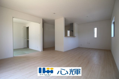 【居間・リビング】 | クレイドルガーデン宇部市西岐波第９（１号棟） | 家族が集う開放的な自由空間。季節ごとに壁飾りや家具の配置を変えて楽しんでみるのはいかがですか。