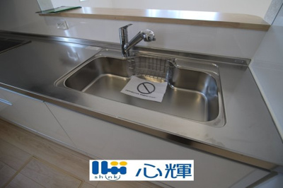【キッチン】 | クレイドルガーデン宇部市西岐波第９（１号棟） | 浄水器付きです。水栓は先端が引き出せるのでシンクの隅々まで水が届きます。


