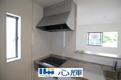 【キッチン】 | クレイドルガーデン宇部市西岐波第９（１号棟） | 最新タイプのレンジフードは吸引性能も良好！お手入れも簡単です。
