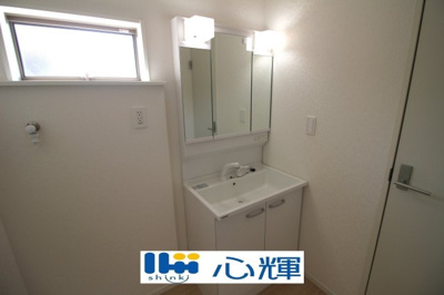 【独立洗面台】 | クレイドルガーデン宇部市西岐波第９（１号棟） | 平日の朝であっても落ち着きと寛ぎを感じられ、スムーズに身支度が完了します。

