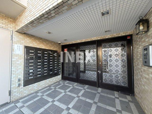 横浜市西区南軽井沢の賃貸マンションのエントランス