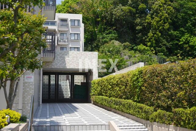 横浜市西区南軽井沢の賃貸マンションのエントランス