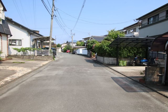 久留米市津福本町　中古戸建の前面道路含む現地写真