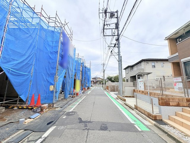 【前面道路含む現地写真】 | 東久留米市南沢1丁目　新築一戸建住宅　全4棟　(保谷店) | WEBでは伝わりにくい陽当たりや周辺環境も実際に体感いただけます。お問い合わせの上、ぜひ現地をご確認ください。
